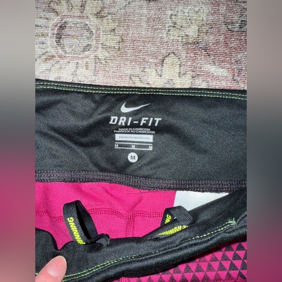 Nike Women’s Floral Pink and Black Leggings - Picture 5 of 5